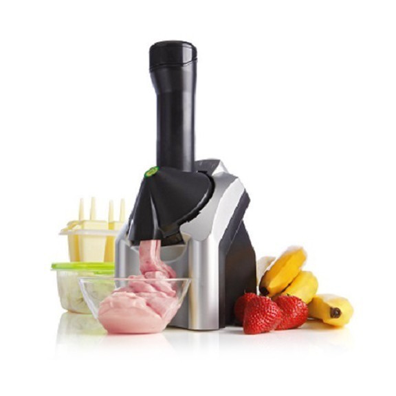 Мороженница Yonanas Frozen Treat Maker Мороженница Yonanas Frozen Treat MakerДругая техника для кухни<br>Yonanas Frozen Treat Maker делает вкуснейшее мороженое из натуральных замороженных фруктов. Острые лезвия, простая разборка, мороженое за 10 секунд! 100% натуральное, обезжиренное мороженое с Yonanas Frozen Treat Maker.<br>