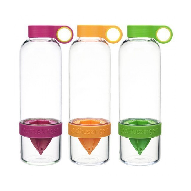 Бутылка соковыжималка Citrus Zinger Бутылка соковыжималка Citrus ZingerФляжки и канистры<br>Благодаря простой и удобной бутылке соковыжималке Citrus Zinger, вы обеспечите себе вкусные и полезные прохладительные напитки собственного приготовления! Цена на практичную соковыжималку приятно порадует вас в интернет магазине Мелеон!<br>