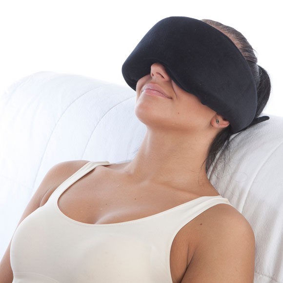 Маска для сна с памятью Sleeping Mask Маска для сна с памятью Sleeping MaskНаборы для сна<br>Качественный и полноценный сон предполагает идеальную тишину и темноту. А что делать тем людям, которые просто не могут засыпать каждый вечер в таких условиях? Кто-то ездит по командировкам и вынужден спать в самолете или автобусе, кто-то работает в ночную смену, потому не может хорошенько выспаться днем, а кто-то даже вынужден спать в автомобиле. Если вы никак не можете обеспечить себе качественный отдых, то спешите купить маску для сна с памятью Sleeping Mask!<br>