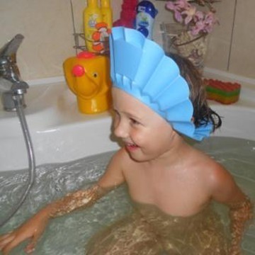 фото Шапочка козырек для купания ребенка