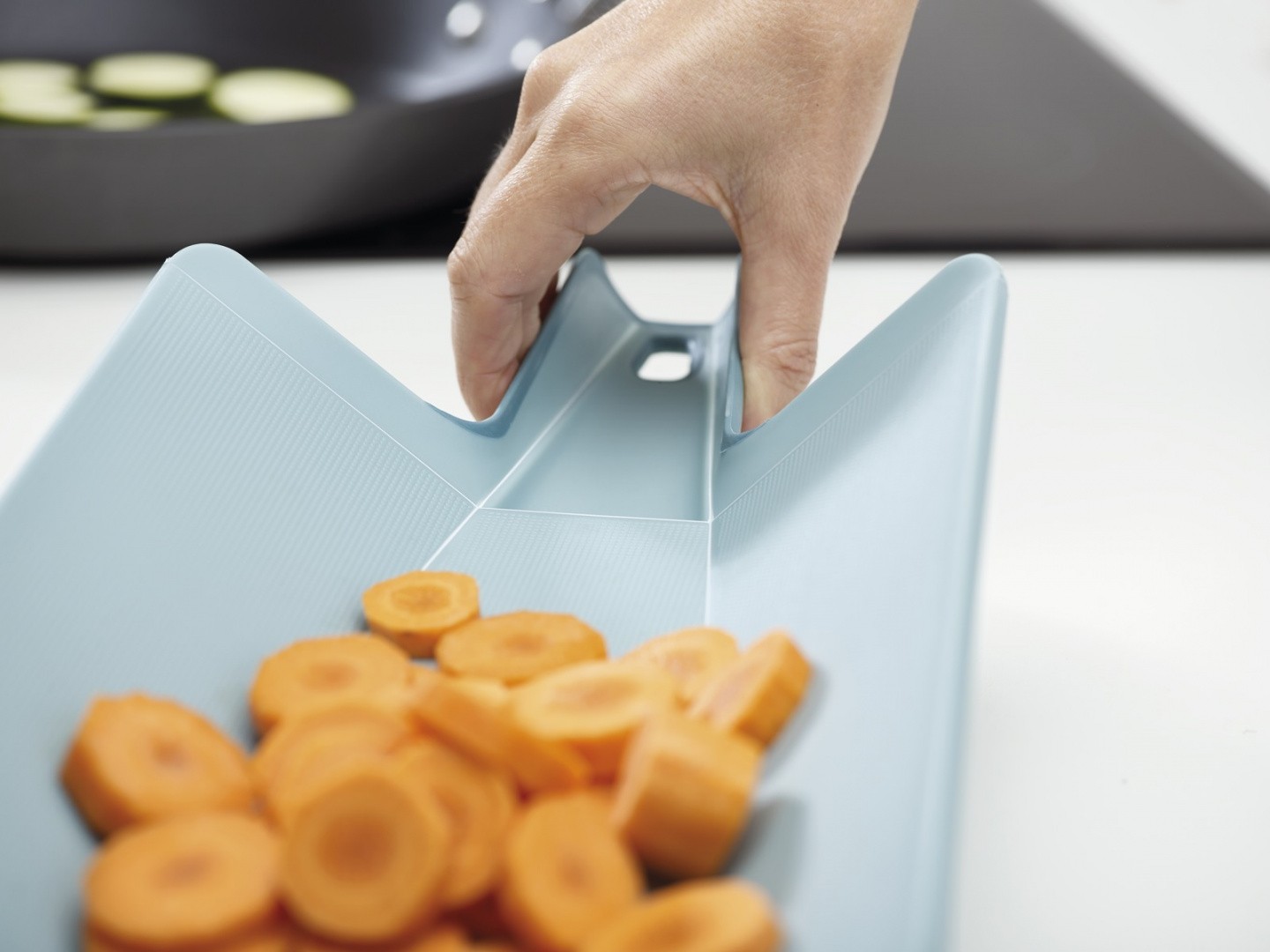 фото Разделочная доска joseph joseph chop2pot plus, 38х22.1 см, серый